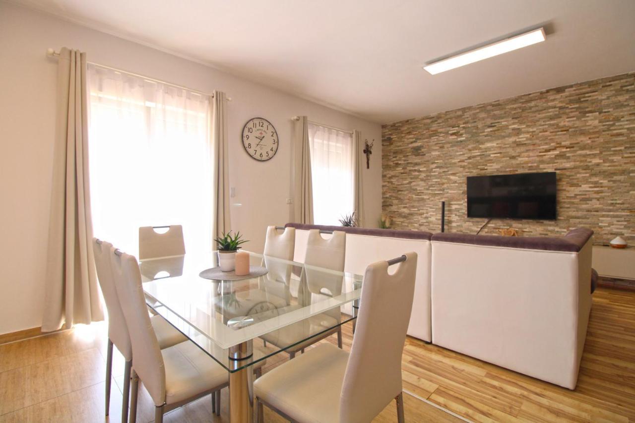 Appartement Vlado 2266 Pula